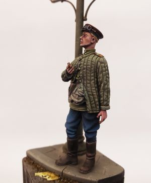 S2KW084 - Soviet tank officer in padded jacket
